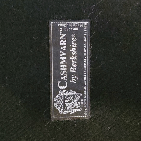 ❄️ ( Bershire ) Cozy Cashmere-Feel Scarf, NWOT - Picture 3 of 3